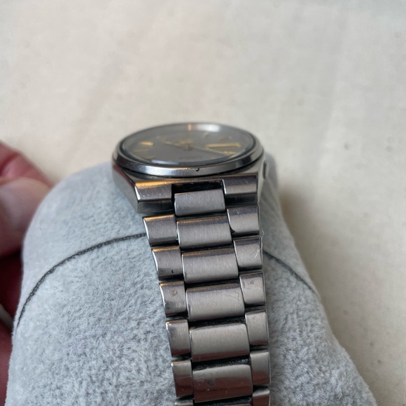 Seiko 5 Men’s Automatic Watch Gray Dial 37mm - Picture 6 of 11